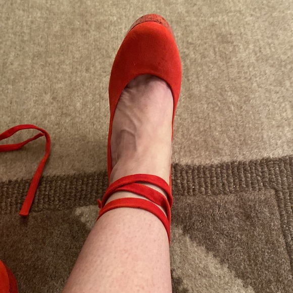 Vicini Red suede ankle wrap wedges with a 5 inch heel Moana half inch platform - Picture 5 of 7